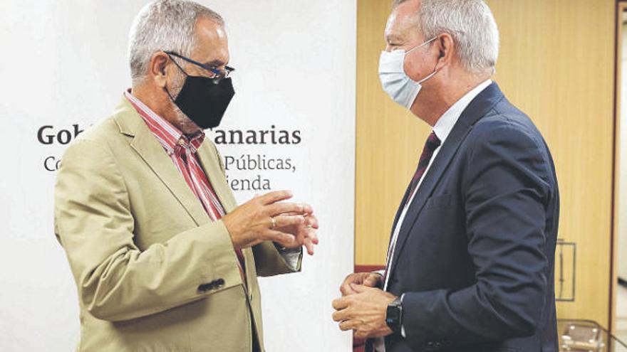 El vicepresidente de la CEOE-Tenerife, Óscar Izquierdo, y el consejero regional de Carreteras, Sebastián Franquis.