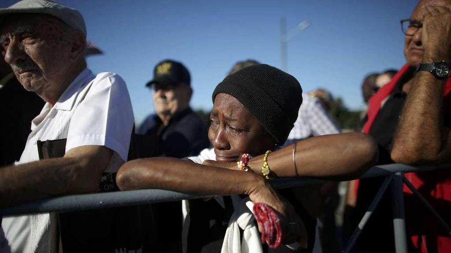 Una mujer llora mientras espera para rendir tributo al líder de la Revolución cubana, Fidel Castro. // Reuters