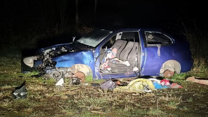 El coche carece ya de ruedas 
y capó, y tiene varias piezas 
de ropa tiradas.   | // J.R. MOIRE