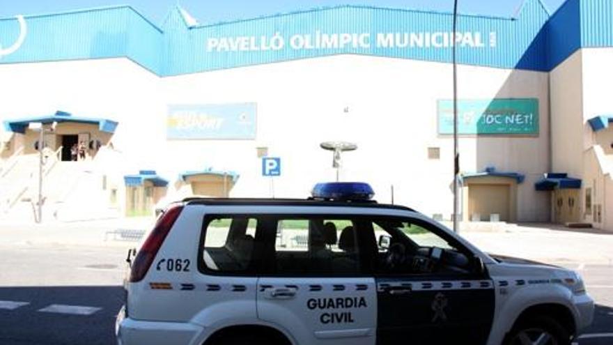 Un vehicle de la Guàrdia Civil al davant del Pavelló de Reus.