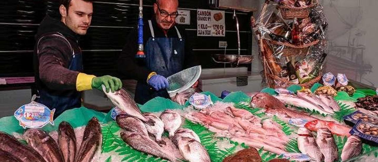 Género en una destacada pescadería de Oviedo.