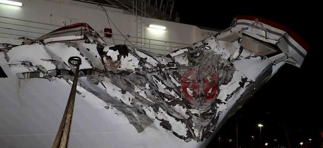 UN FERRY SE ESTRELLA EN EL MUELLE DE LAS PALMAS ...