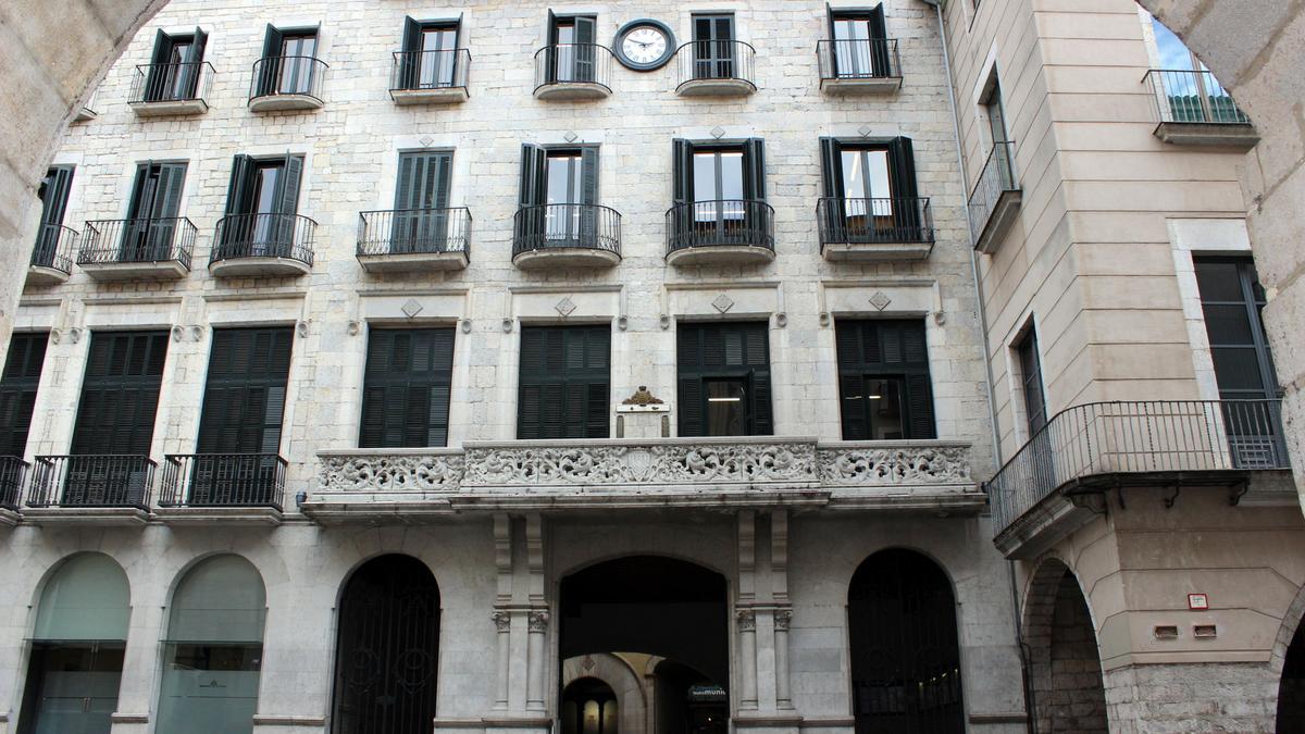 La façana de l'Ajuntament de Girona.