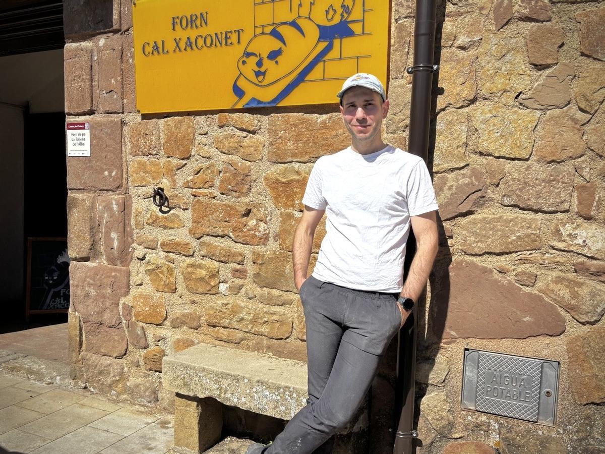 Román González, nou forner de Cal Xaconet, a l’entrada de l’establiment, a l’Estany