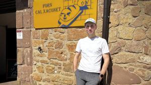 Román González, nou forner de Cal Xaconet, a l’entrada de l’establiment, a l’Estany