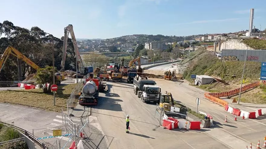 Limpieza de escombros tras la demolición del viaducto sobre A Pasaxe