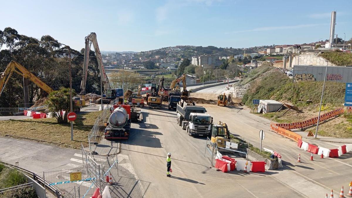 Limpieza de escombros tras la demolición del viaducto sobre A Pasaxe