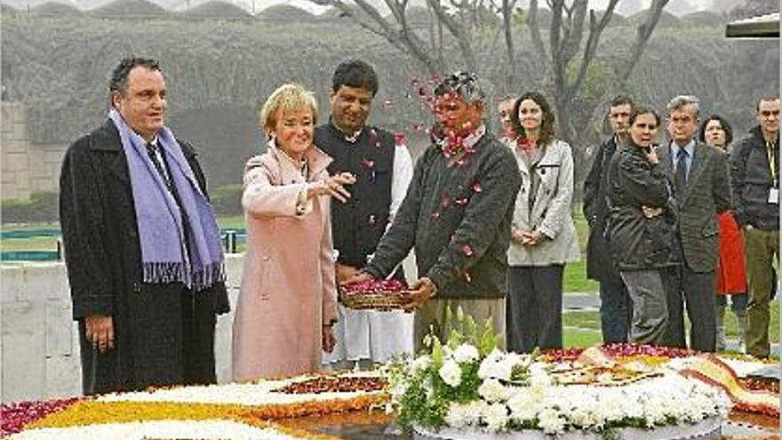 De la Vega llança pètals de rosa durant una ofrena floral al Mausoleu de Mahatma Gandhi a l&#039;Índia.