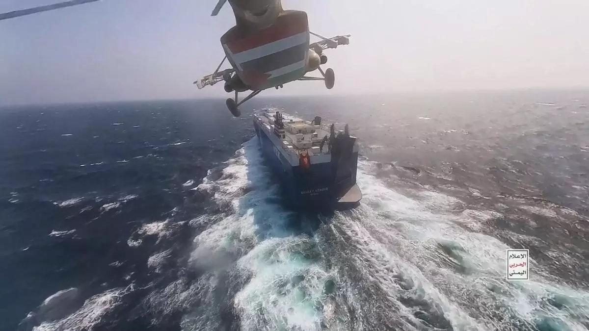 Un helicóptero de los hutíes volando sobre el carguero 'Galaxy Leader' en el Mar Rojo.