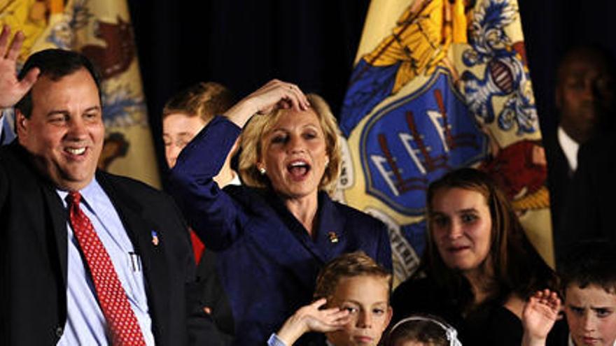 El republicano Christie celebra la victoria con su familia