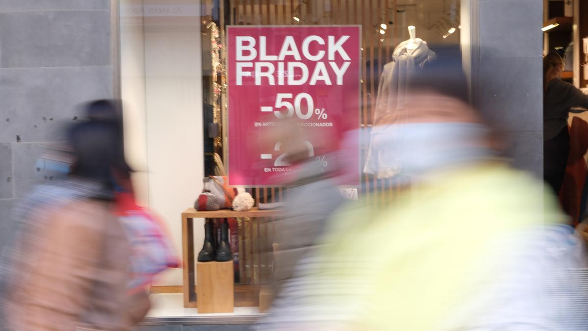 Un cartel anuncia los descuentos del Black Friday en un comercio de Alicante.