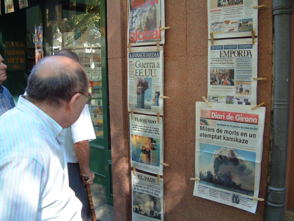 Una foto històrica amb les portades de l'11-S de 2001 a can Canet
