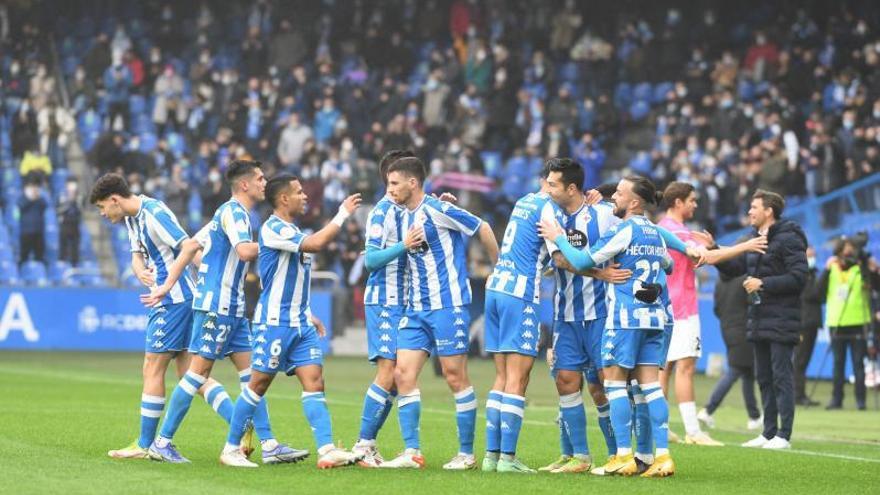 Miku, el segundo por la derecha, recibe las felicitaciones de sus compañeros tras su gol al Talavera