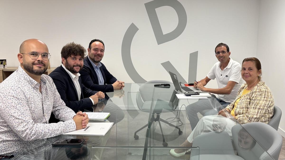 Reunió en Manises con la diputada de Carreteras.