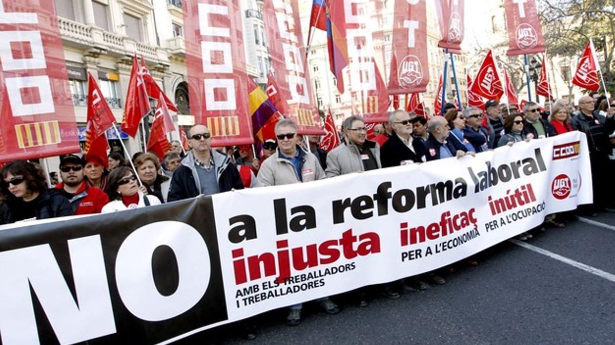 Imagen de la protesta y de la pancarta con el lema &quot;No a la reforma laboral. Injusta con trabajadores y trabajadoras, ineficaz para la economía e inútil para la ocupación&quot;.