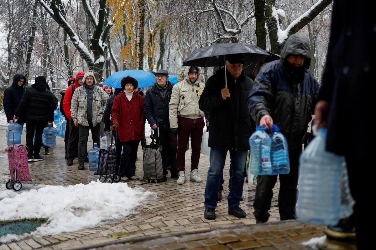 Vecinos de Kiev hacen cola para recibir agua potable en Kiev, donde los bombardeos de Rusia han causado graves problemas de suministro.