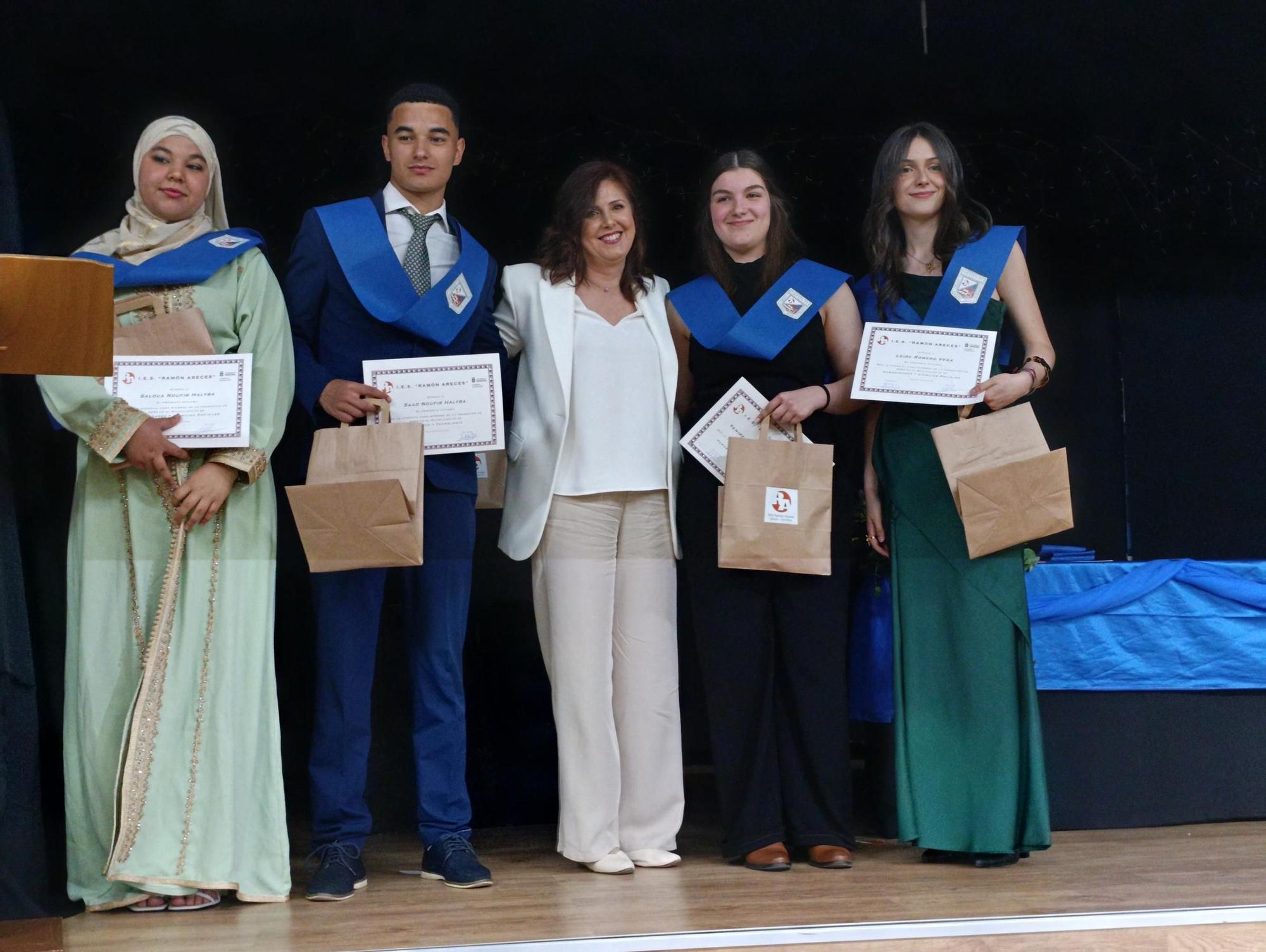 Diplomas y música en la Graduación del Ramón Areces de Grado