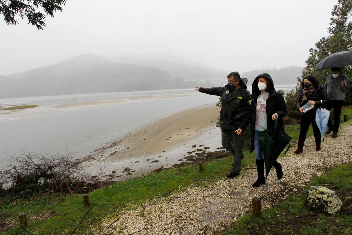 conmemoración. Ángeles Vázquez, á dereita, no Humidal de Ortigueira e Ladrido. Foto: Mot