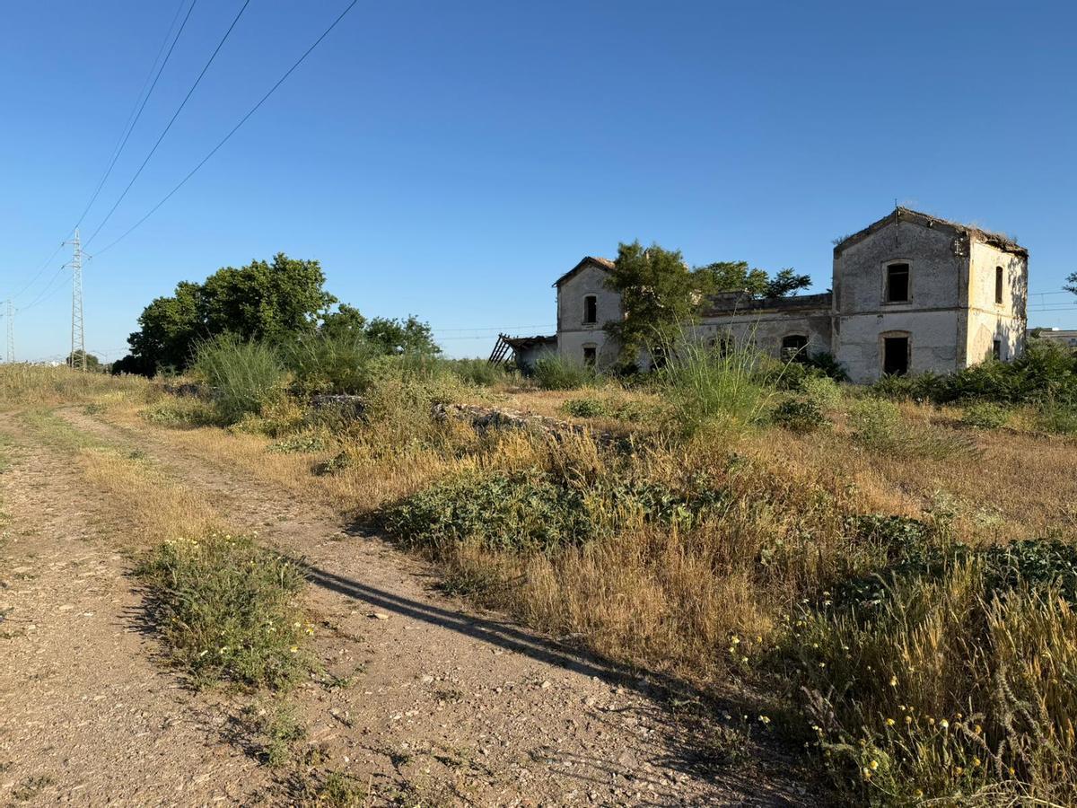 Antigua estación de Campo de Aras en Puente Genil, de donde partirá el nuevo trazado de la Vía Verde.