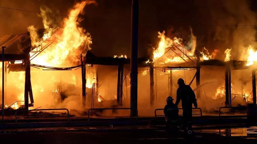 Un ataque ruso con misiles provoca un incendio en el mercado del libro de Kiev