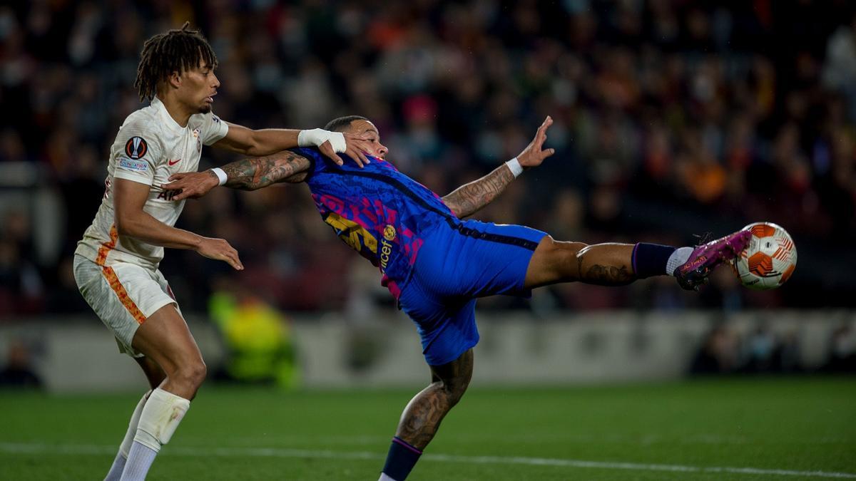 Memphis controla el balón durante el Barça-Galatasaray en el Camp Nou.