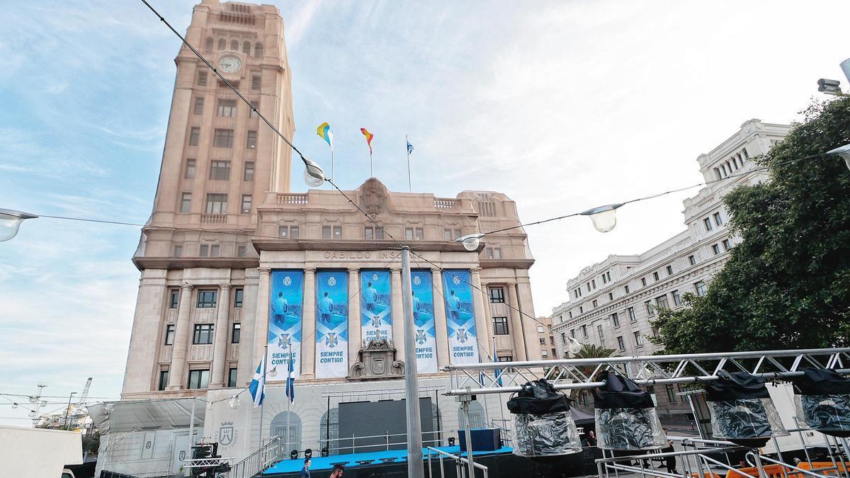El escenario instalado junto al Palacio Insular.