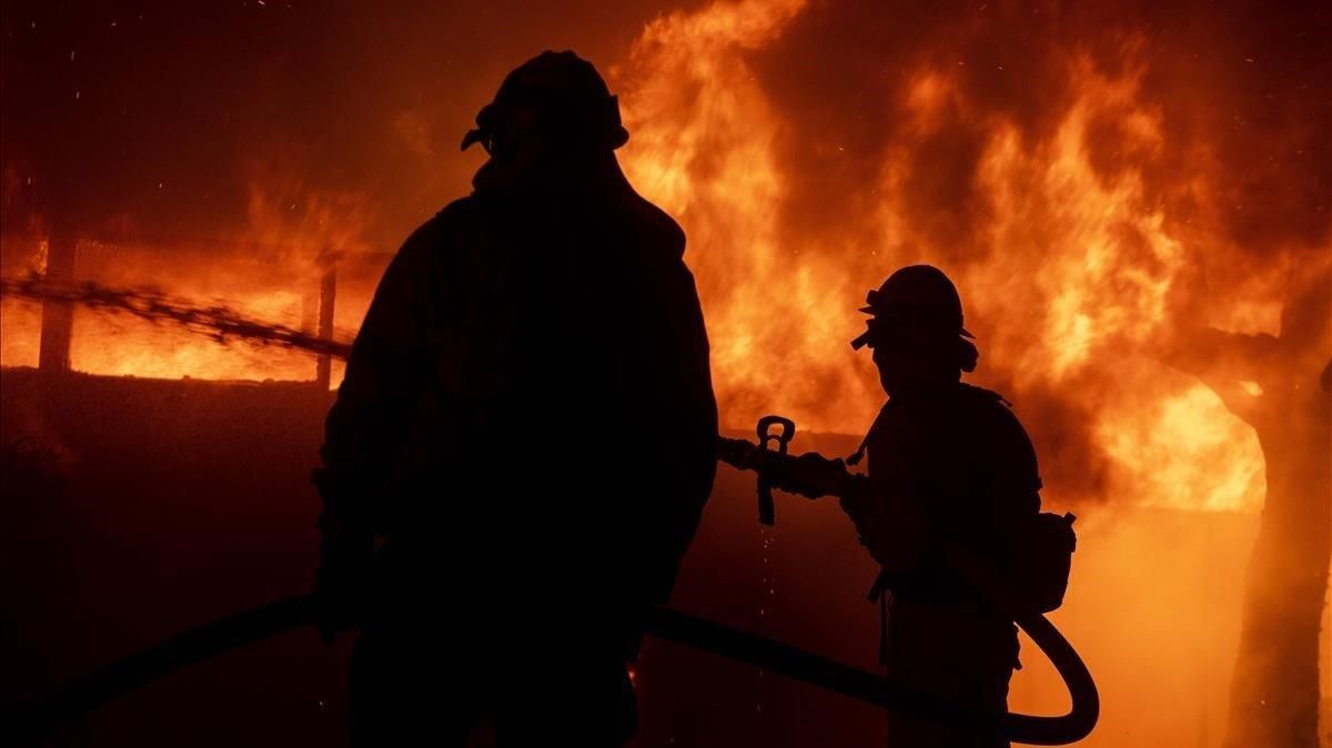 zentauroepp50630231 firefighters try to save a home on tigertail road during the191028172128