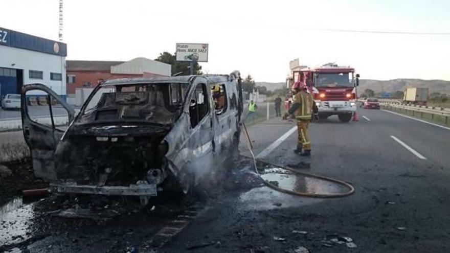 Una furgoneta se quema en la autovía de Madrid