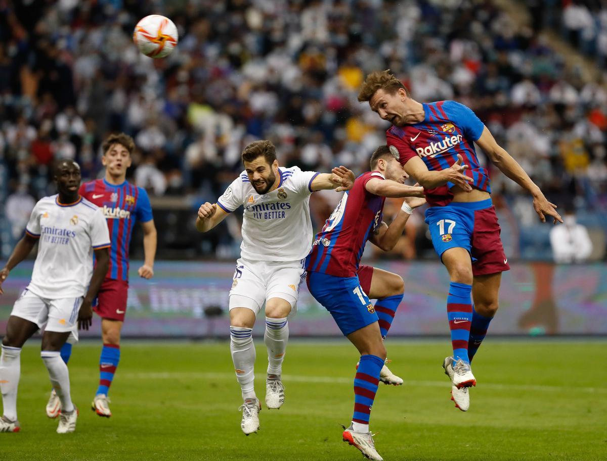 Primer remate entre los tres palos de Luuk de Jong.