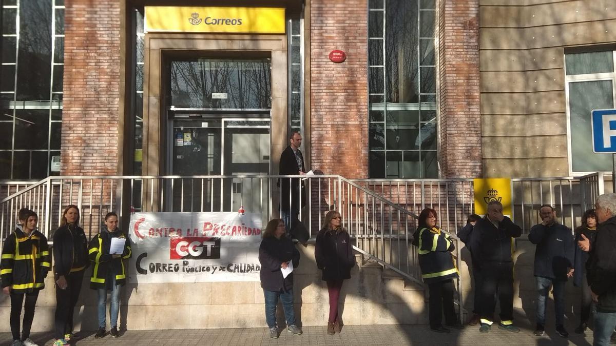 Imatge d'arxiu d'una reivindicació de treballadors de la CGT de l'oficina de Correus de Manresa