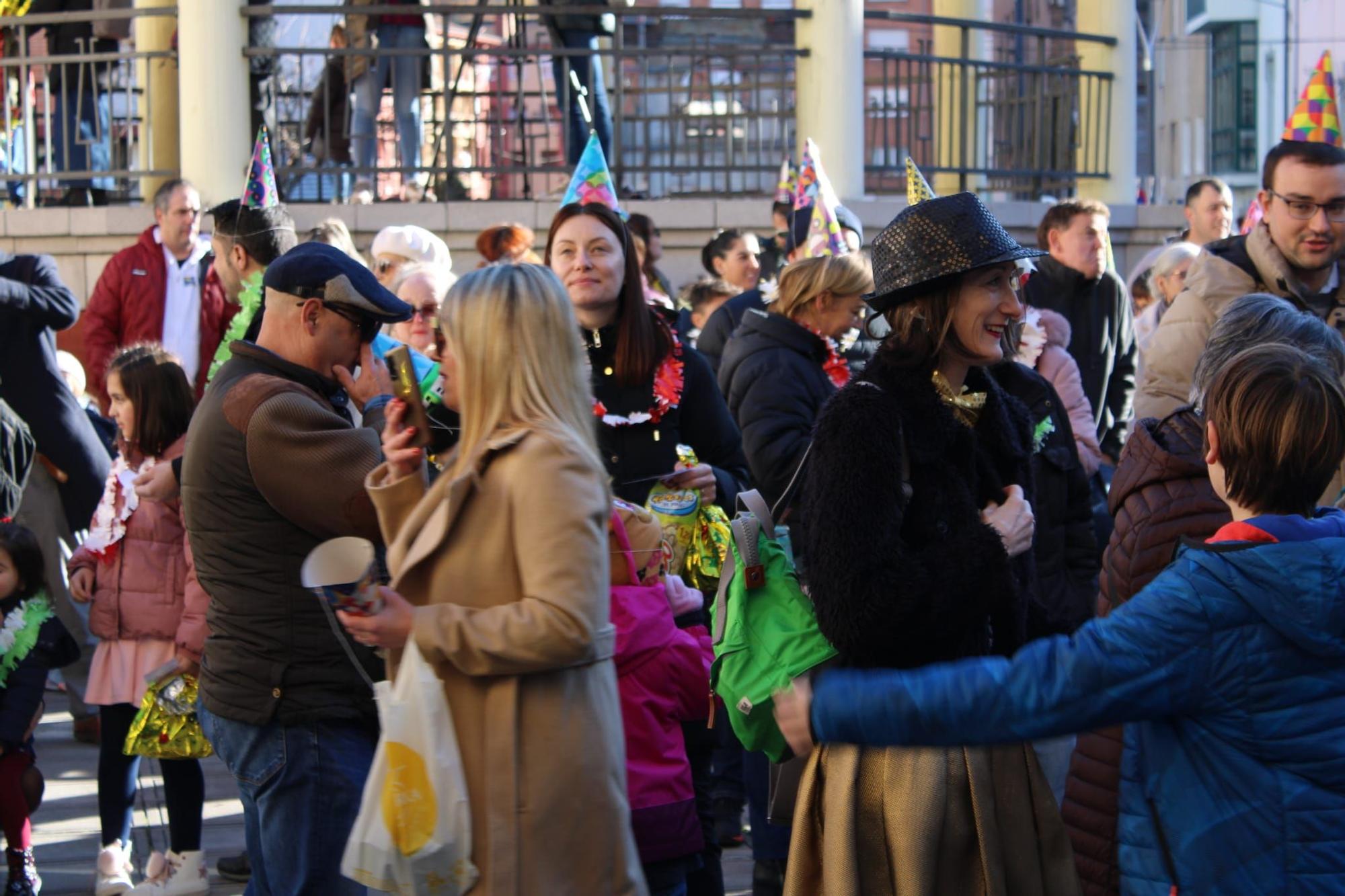 Así fue la Nochevieja anticipada en San Martín del Rey Aurelio: cientos de personas dieron la bienvenida al 2024 a las 12.25 del día 30