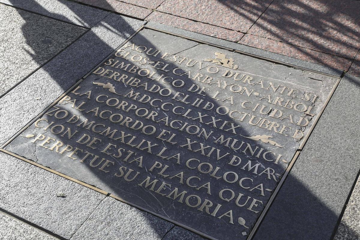 Placa en la Calle Uría, en memoria de la ubicación real