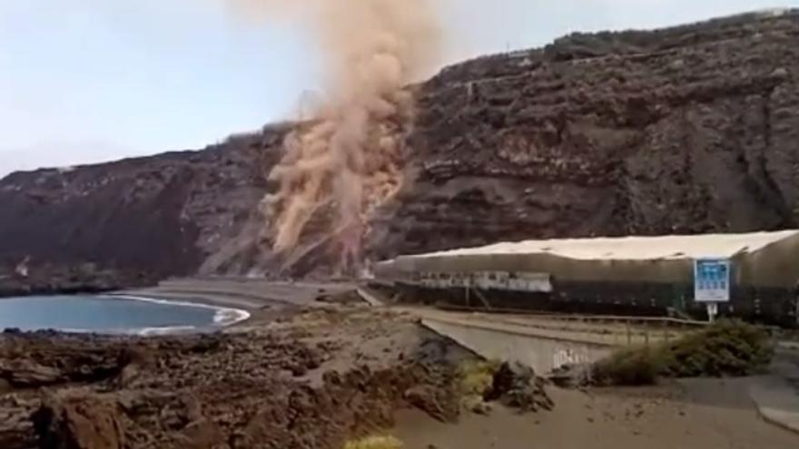 Así cae la lava del volcán de La Palma sobre la playa de los Guirres, junto a la fajana