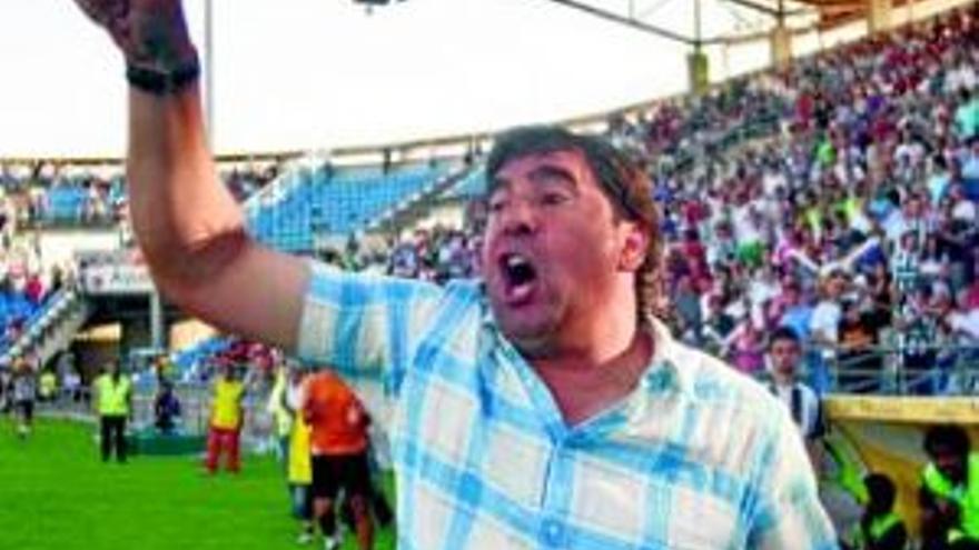 Adolfo Muñoz ha renovado como técnico del Badajoz