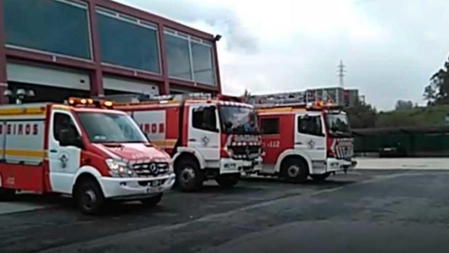 Bomberos de Betanzos guardan un minuto en solidaridad con las víctimas de los atentados.