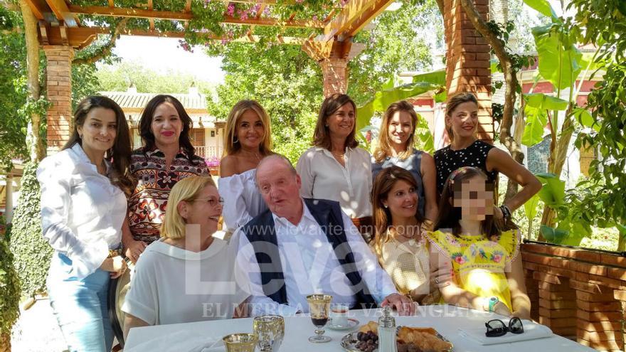 El Rey emérito, en la casa de Boluda, con algunas de las invitadas. A su derecha, la hermana de Vicente Boluda, y a su izquierda, su esposa, Esther Pastor.