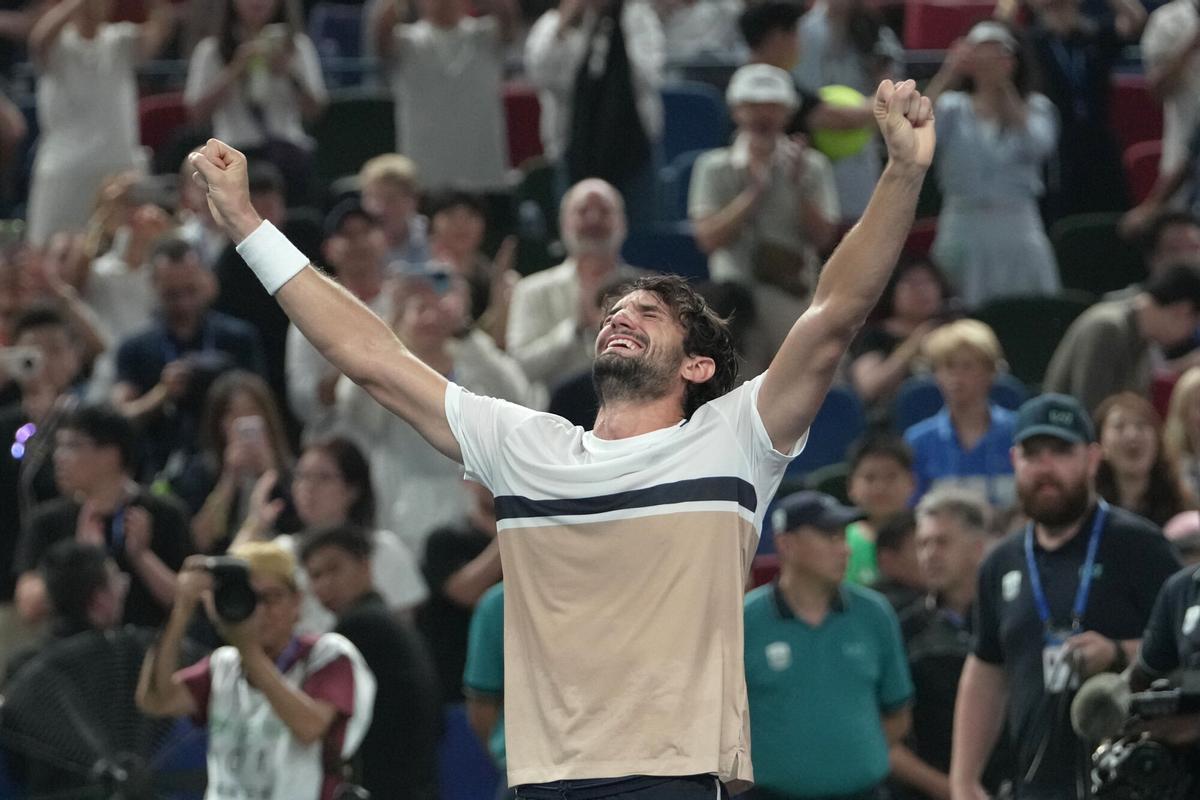 Valentin Vacherot, de Mónaco, celebra su victoria en el Masters 1000 de Shanghai ante Arthur Rinderknech