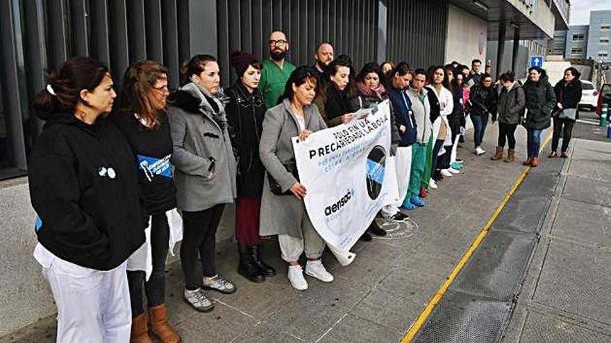 Protesta de enfermeros a las puertas del Chuac