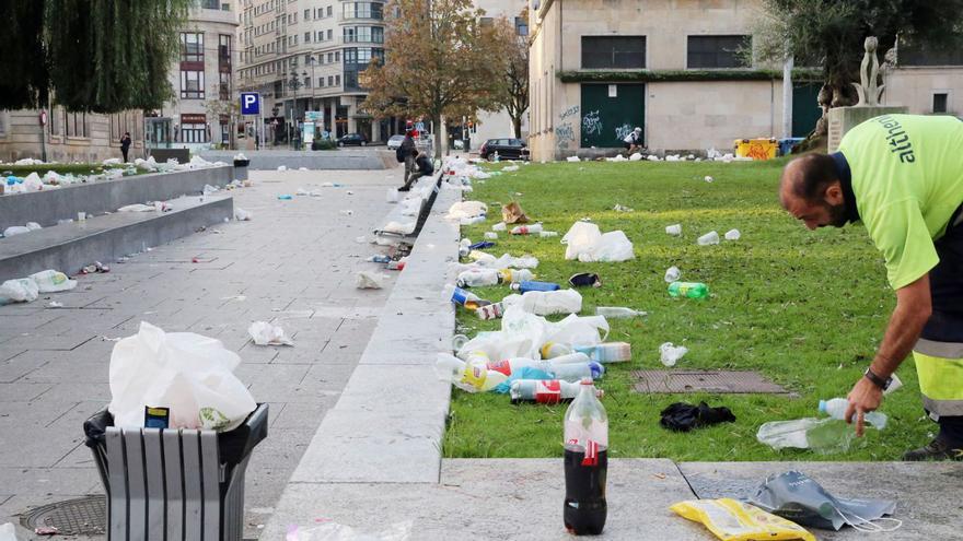 Un trabajador del servicio de recogida de basura, en la Praza da Estrela tras Halloween.