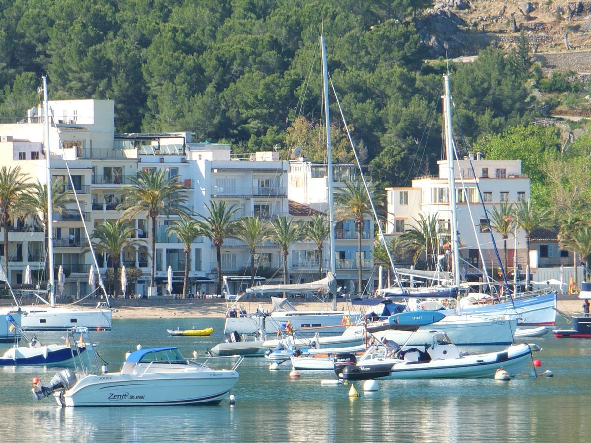 Numerosas embarcaciones permanecen fondeadas de forma irregular en el puerto de Sóller.
