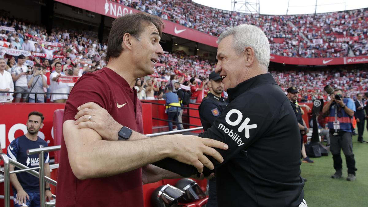 Aguirre se abraza a Lopetegui antes del inicio del partido.