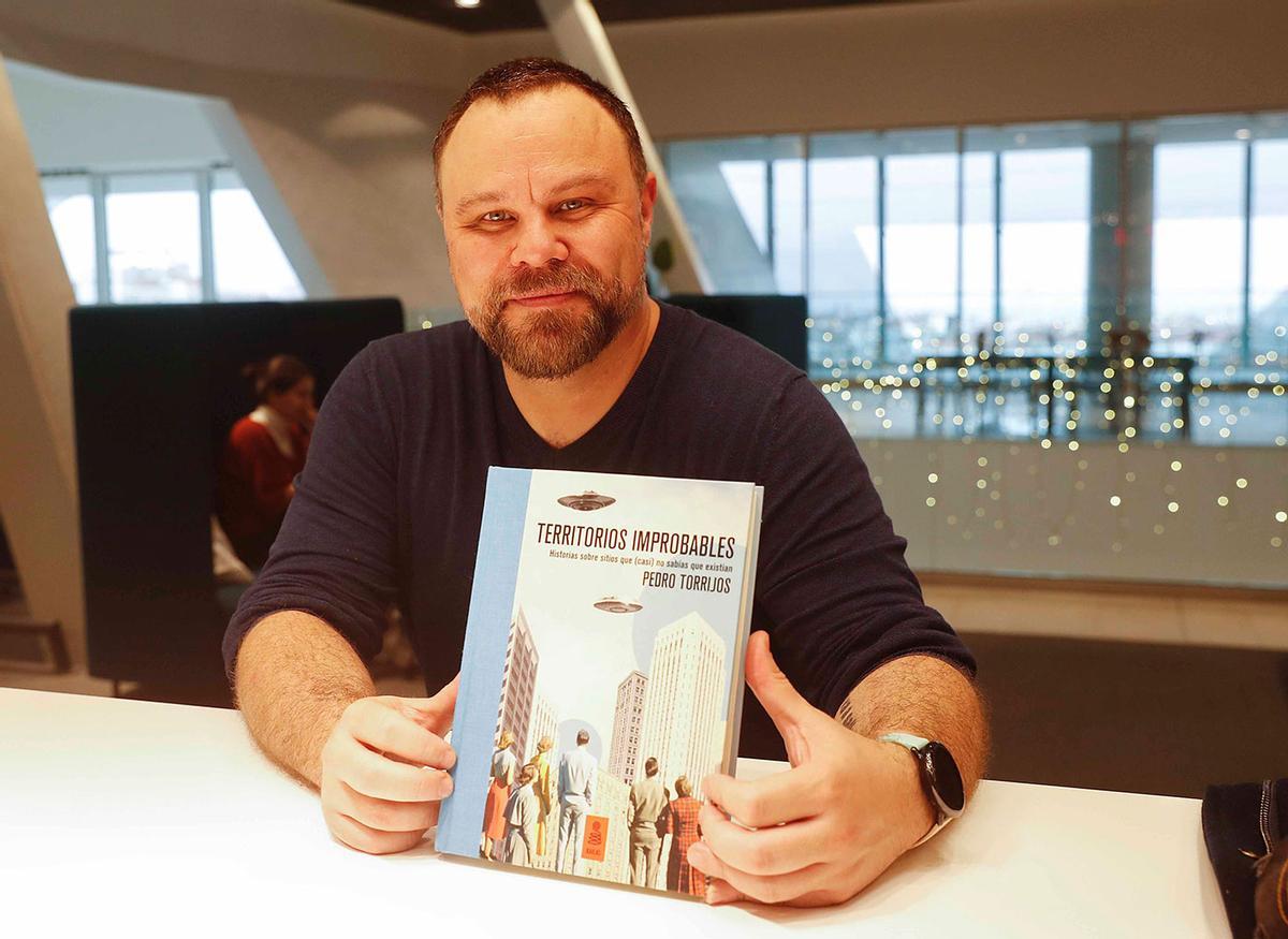 Pedro Torrijos, ayer con su libro en la terraza del centro, Vialia