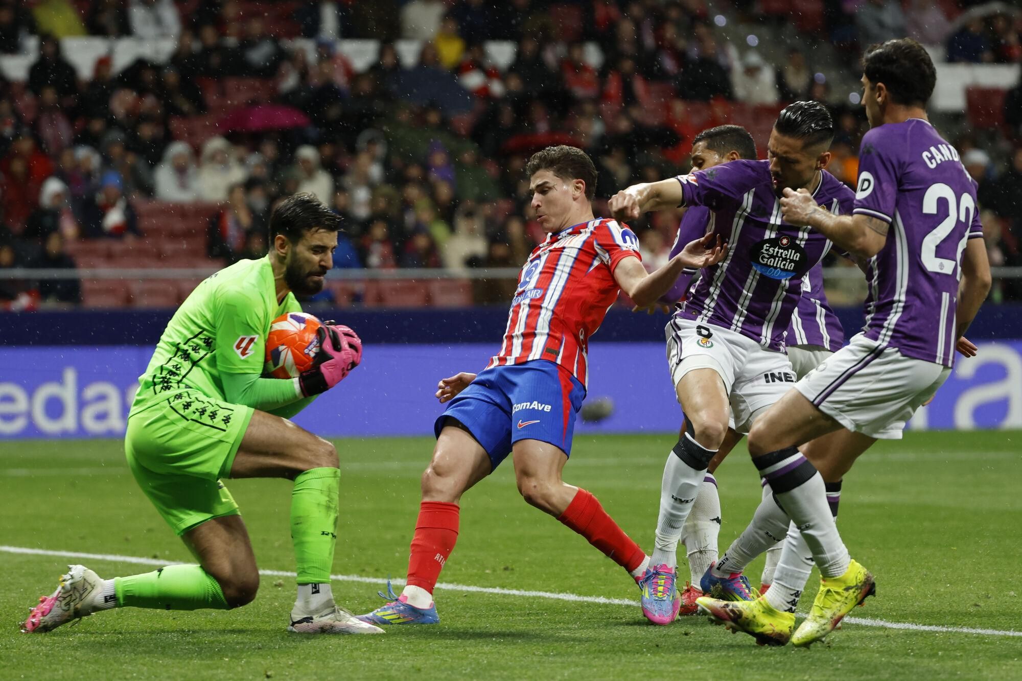 MADRID, 14/04/2025.- El delantero argentino del Atlético Julián Álvarez (c) disputa un balón con el guardameta del Valladolid André Ferreira (i) durante el partido de LaLiga de fútbol que Atlético de Madrid y Real Valladolid disputan este lunes en el estadio Metropolitano. EFE/Mariscal