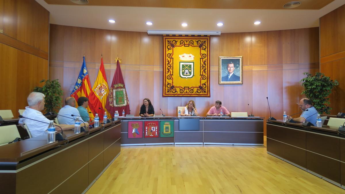 La consellera durante su reunión con la alcaldesa, ediles y responsables de la Cofradía de Pescadores, el Club Náutico y AEMCO.