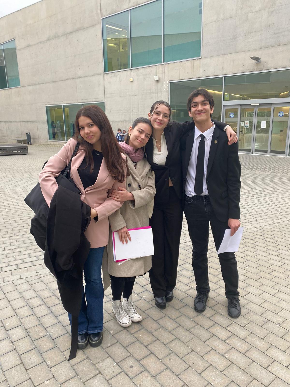 Alumnos participantes en el Modelo de Parlamento Europeo en la USJ.