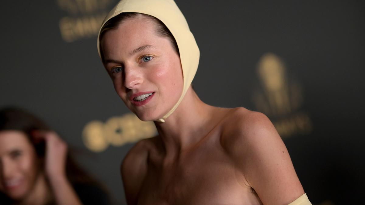 Emma Corrin se hace viral con su look 'retro' en los Premios Emmy 2021