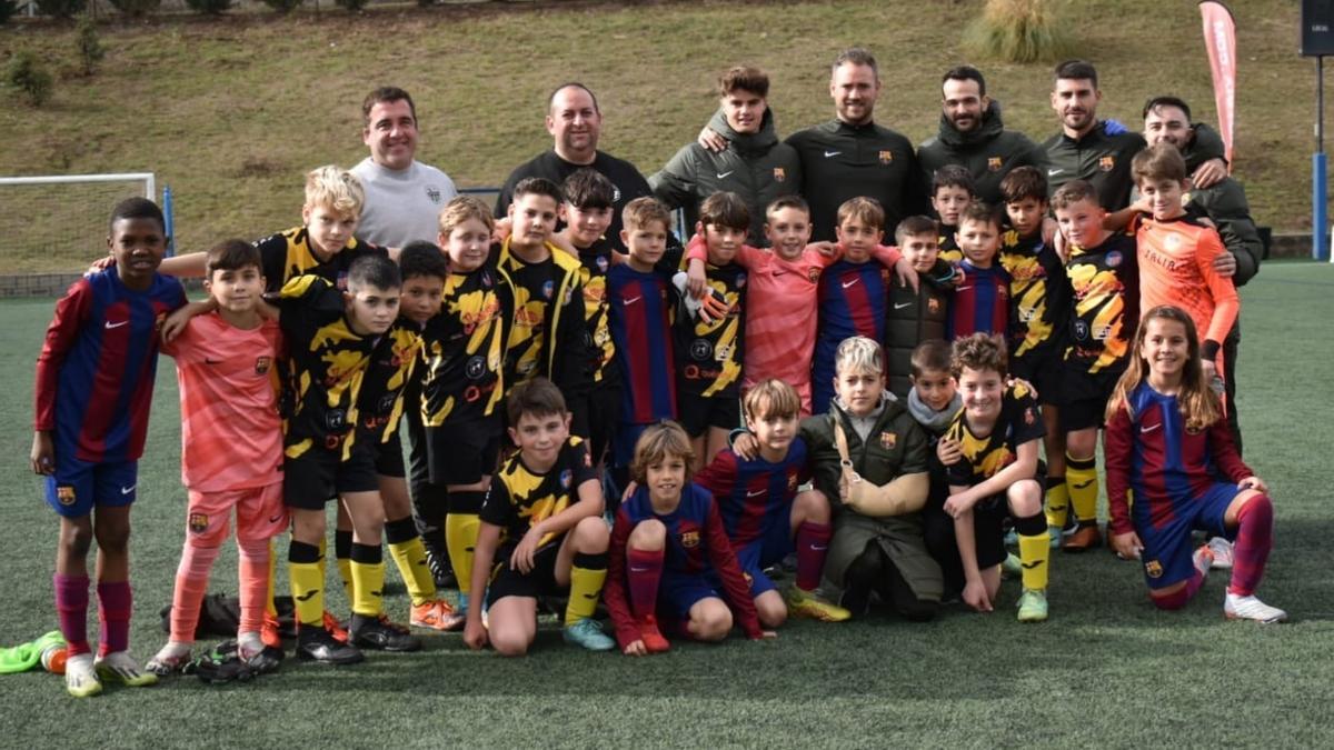 El Interplà de fútbol benjamín posa con el Barcelona en el torneo Fit-24 que se ha celebrado en tierras catalanas