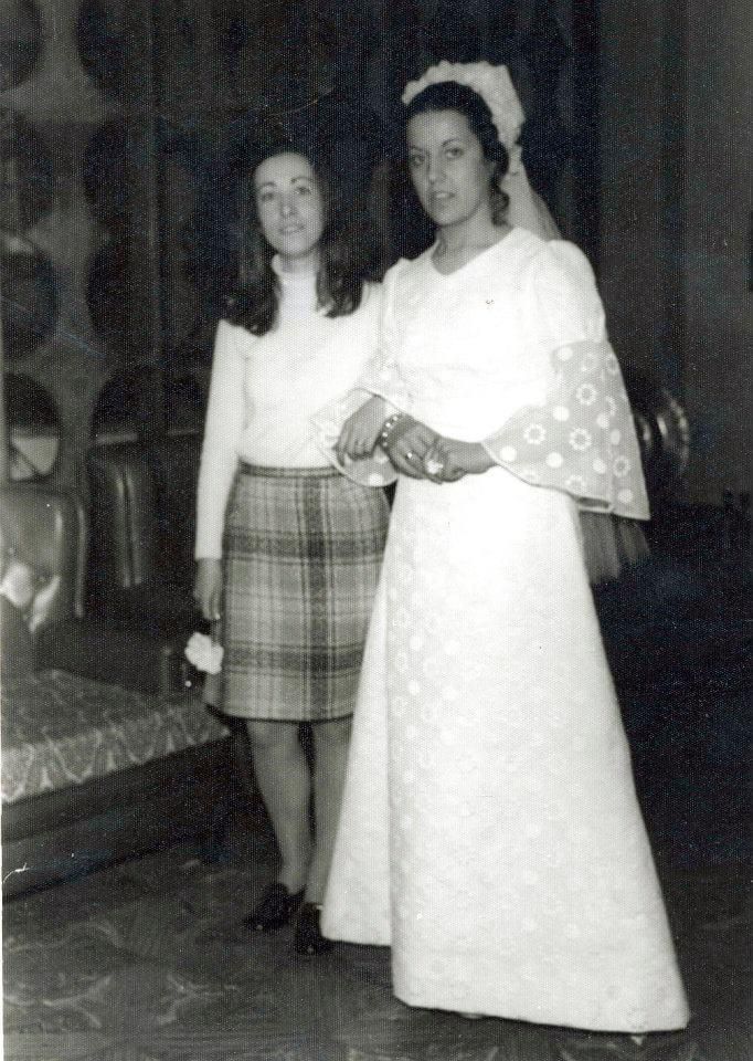 Mari Carmen, en su boda posa junto a Mari.