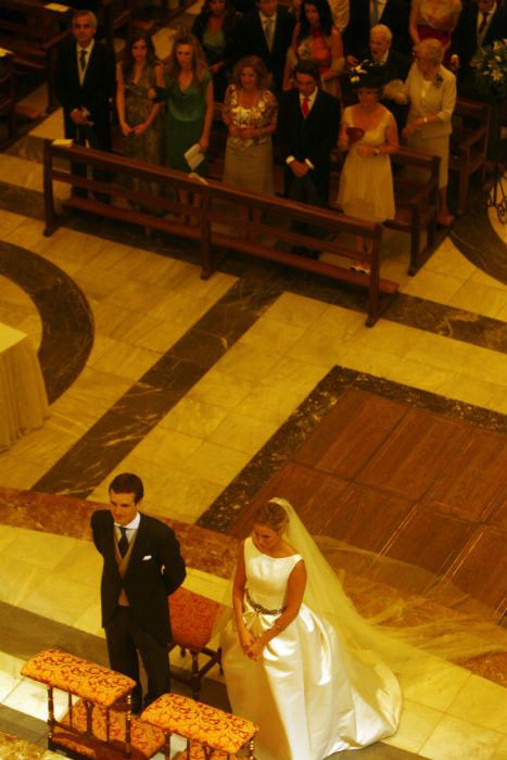 Invitados y curiosos en la boda en Santa María