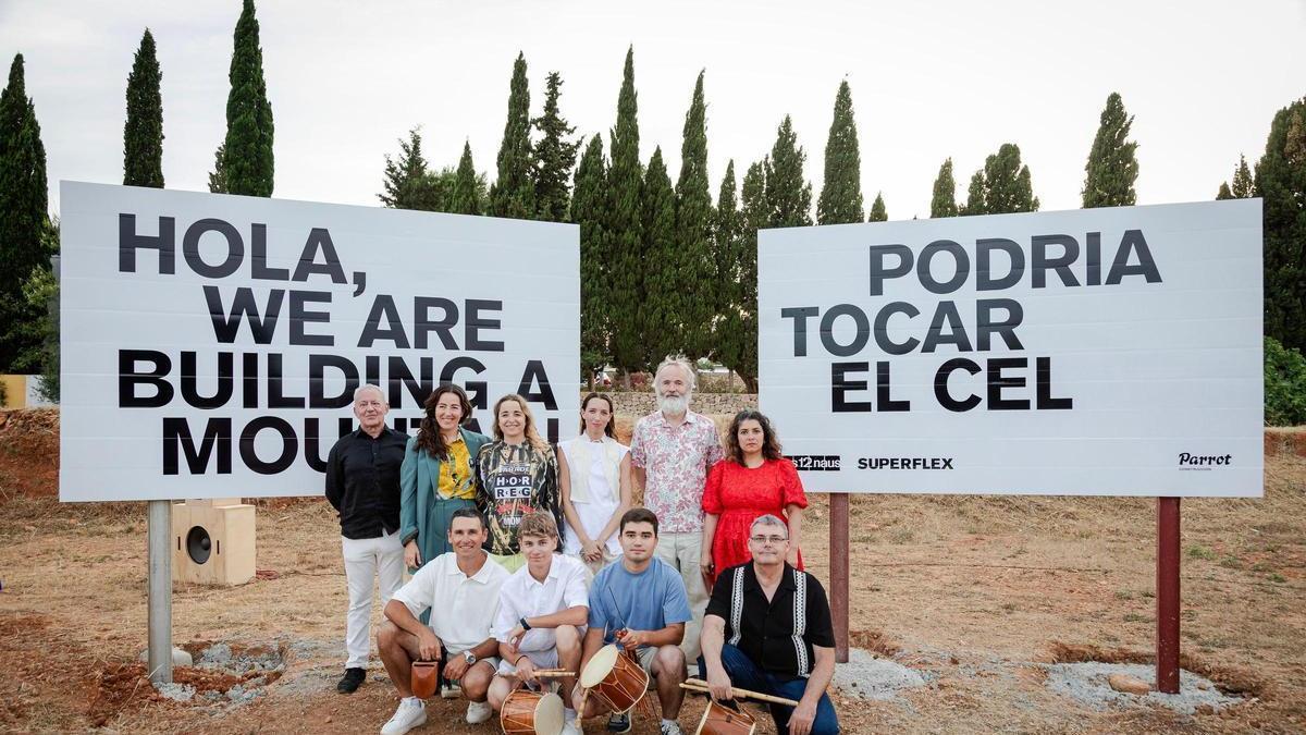 Participantes del colectivo artístico danés junto a La Fundación Ses12naus.